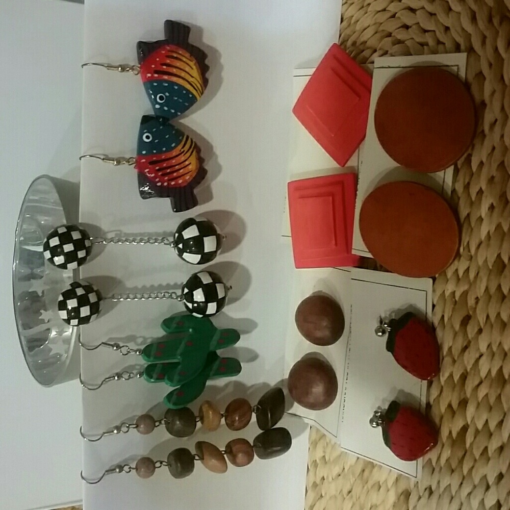 Lots of fashion earrings